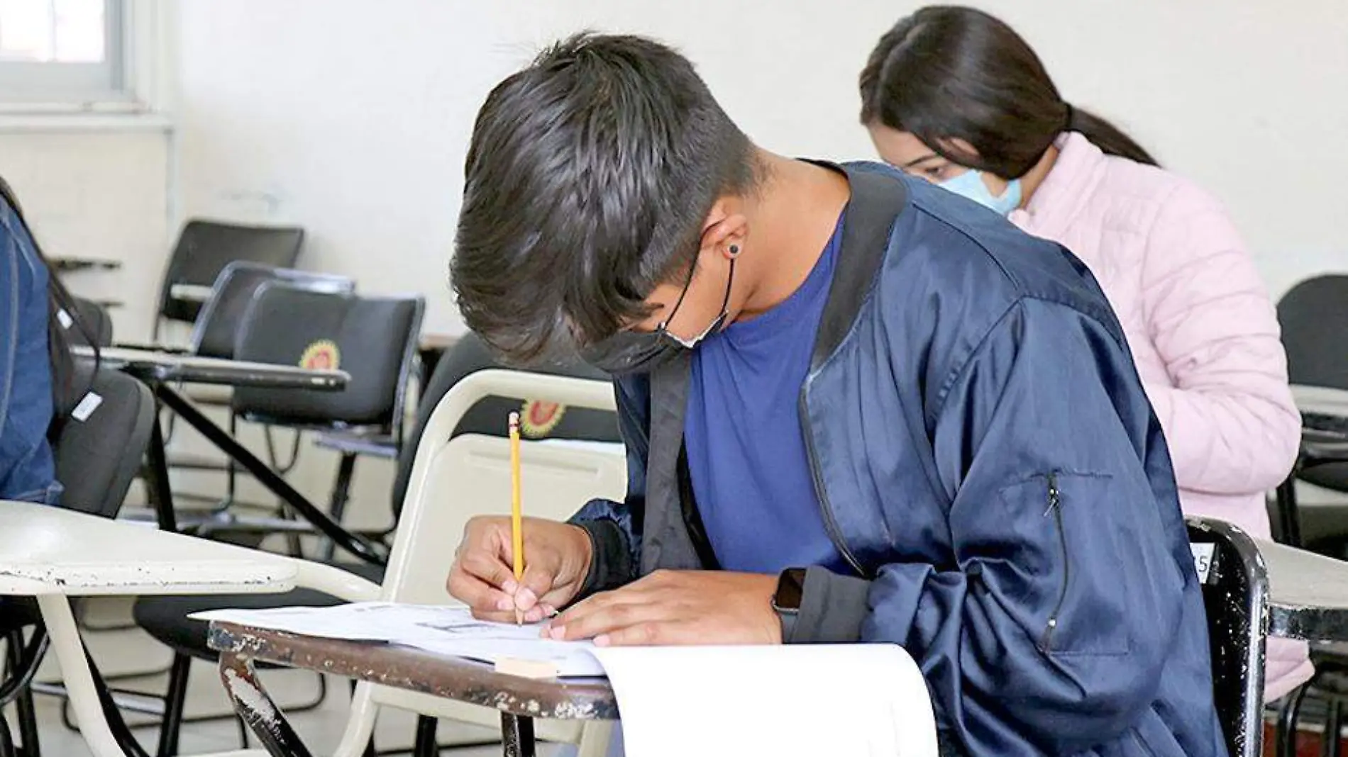 estudiantes escribiendo